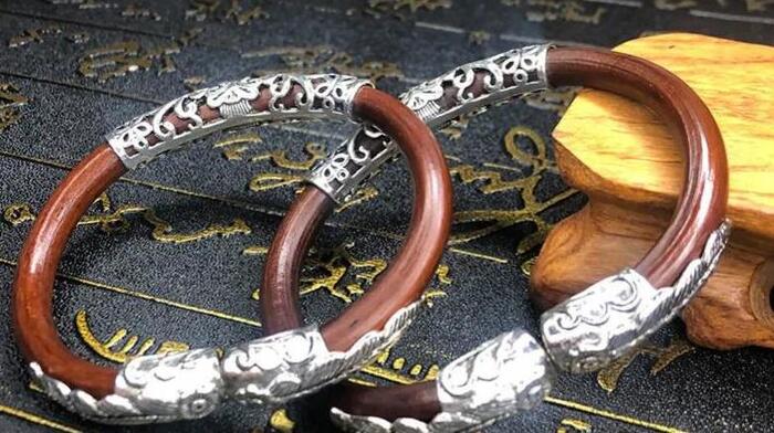 鸡血藤手镯啥样的好【鸡血藤手镯千万不能入手】