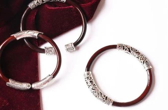 鸡血藤手镯啥样的好【鸡血藤手镯千万不能入手】