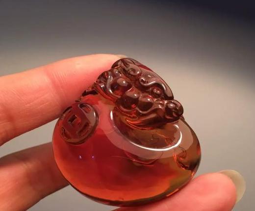 血红茶珀和血珀哪个贵【血珀与金珀哪个贵】