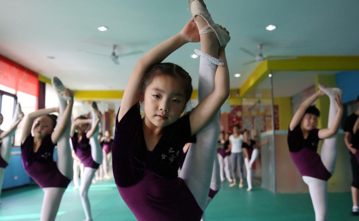 女儿乱跳舞发圈幽默句子【跳舞发圈的说说】