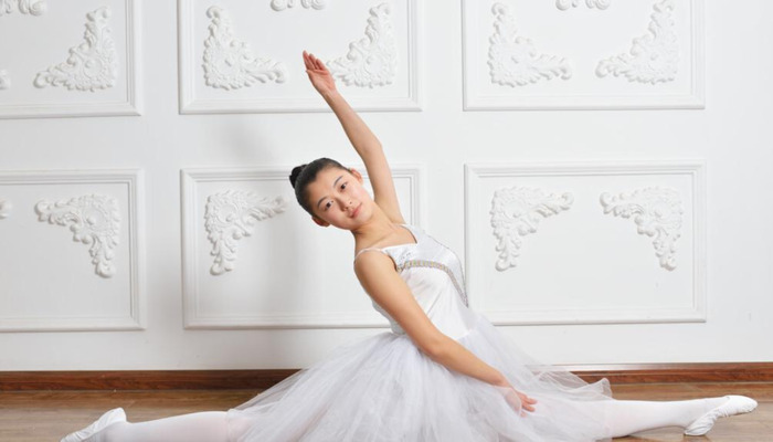 女儿乱跳舞发圈幽默句子【跳舞发圈的说说】