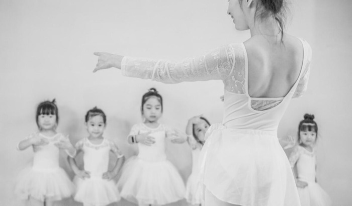 女儿乱跳舞发圈幽默句子【跳舞发圈的说说】