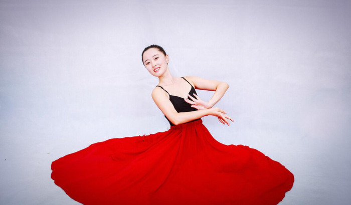 女儿乱跳舞发圈幽默句子【跳舞发圈的说说】