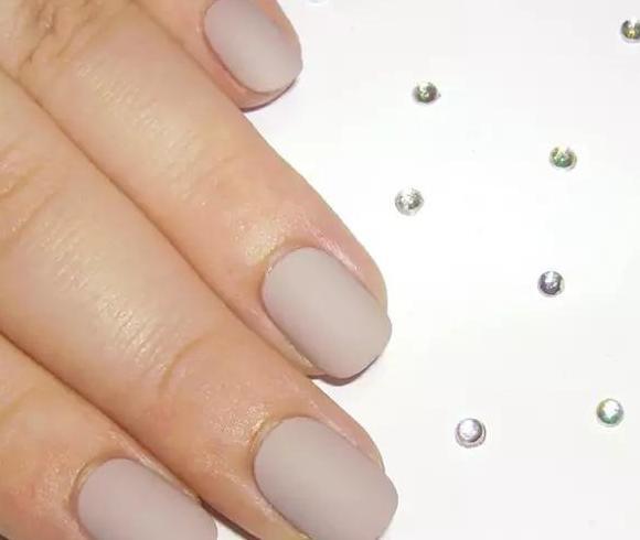 米黄色怎么调出来比例【米黄色怎么调出来的颜色美甲】