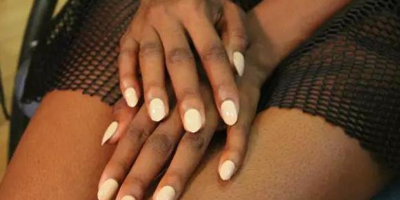 米黄色怎么调出来比例【米黄色怎么调出来的颜色美甲】