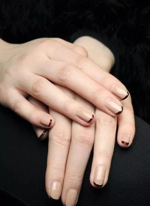 米黄色怎么调出来比例【米黄色怎么调出来的颜色美甲】