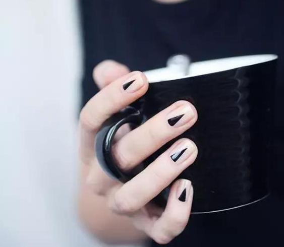 米黄色怎么调出来比例【米黄色怎么调出来的颜色美甲】