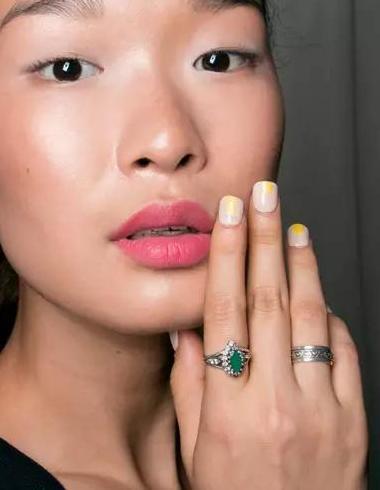 米黄色怎么调出来比例【米黄色怎么调出来的颜色美甲】