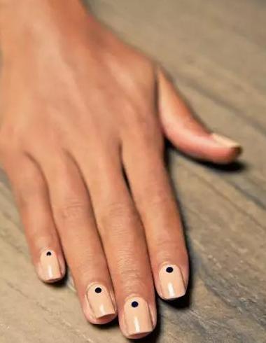 米黄色怎么调出来比例【米黄色怎么调出来的颜色美甲】