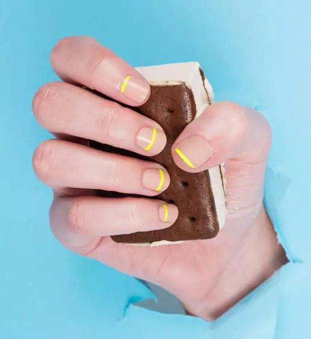 米黄色怎么调出来比例【米黄色怎么调出来的颜色美甲】