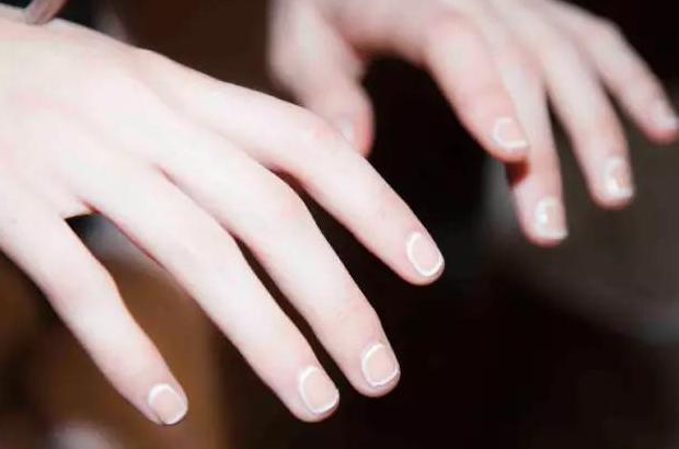 米黄色怎么调出来比例【米黄色怎么调出来的颜色美甲】