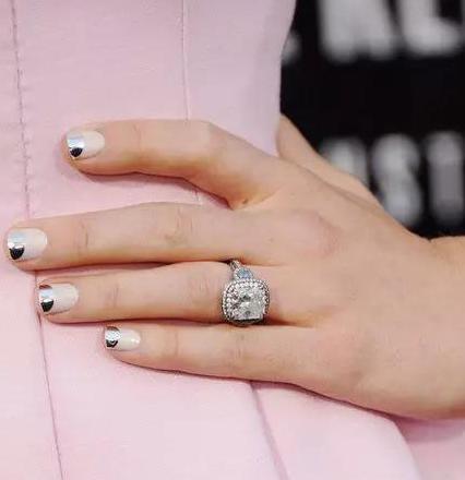 米黄色怎么调出来比例【米黄色怎么调出来的颜色美甲】