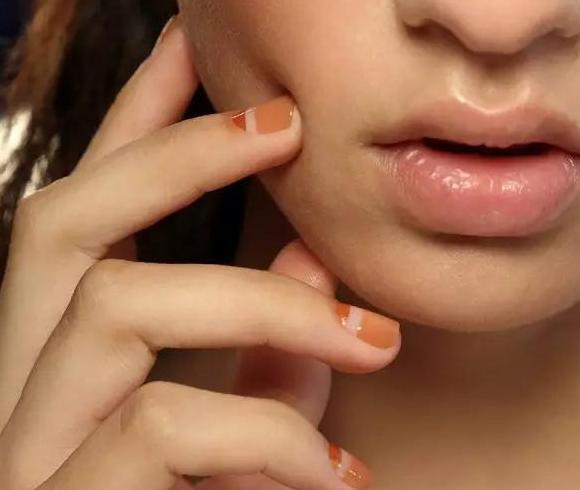 米黄色怎么调出来比例【米黄色怎么调出来的颜色美甲】