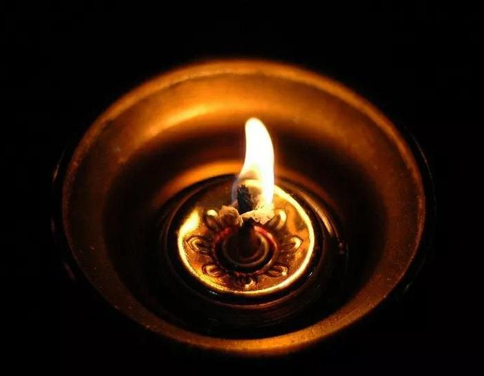 一盏明灯图片大全【一盏明灯对面照,主人有福再添油】