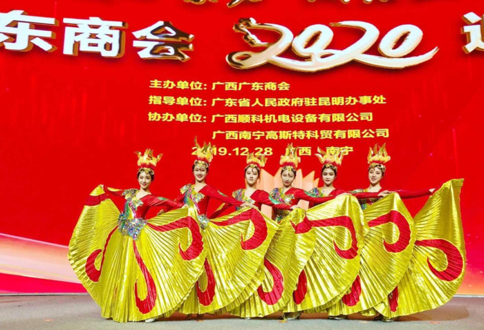 年会现场布置图简单【年会布置现场图片】