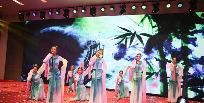 年会现场布置图简单【年会布置现场图片】