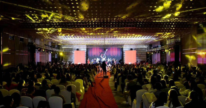 年会现场布置图简单【年会布置现场图片】