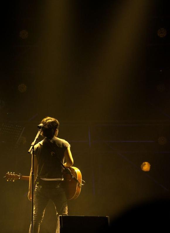 成都歌词完整版把悲伤留给自己【成都歌词完整版视频】