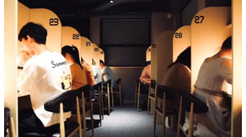 一盏台灯摆在整洁的书桌上阅读答案【一盏台灯的价格是一本台历的6倍】