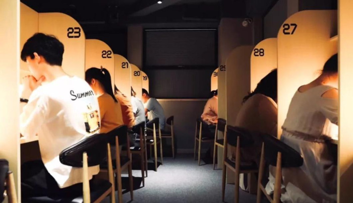 一盏台灯摆在整洁的书桌上阅读答案【一盏台灯的价格是一本台历的6倍】