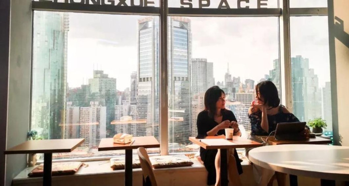 一盏台灯摆在整洁的书桌上阅读答案【一盏台灯的价格是一本台历的6倍】