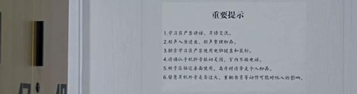 一盏台灯摆在整洁的书桌上阅读答案【一盏台灯的价格是一本台历的6倍】