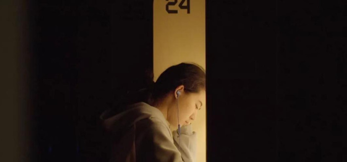 一盏台灯摆在整洁的书桌上阅读答案【一盏台灯的价格是一本台历的6倍】