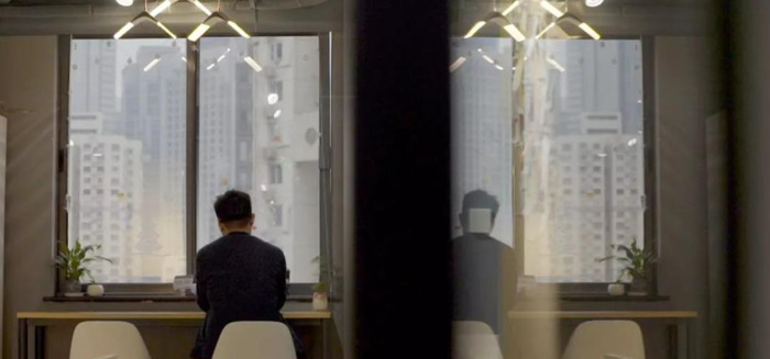 一盏台灯摆在整洁的书桌上阅读答案【一盏台灯的价格是一本台历的6倍】