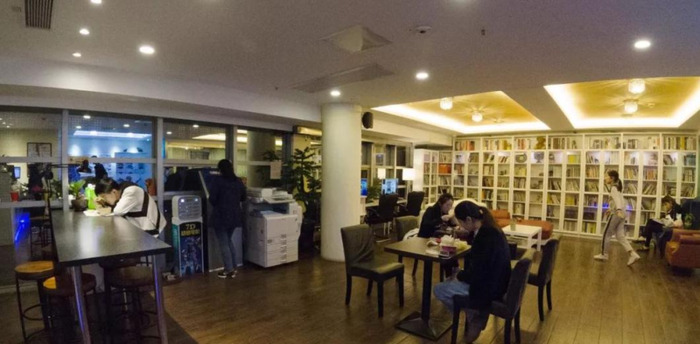 一盏台灯摆在整洁的书桌上阅读答案【一盏台灯的价格是一本台历的6倍】