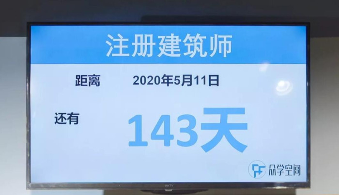 一盏台灯摆在整洁的书桌上阅读答案【一盏台灯的价格是一本台历的6倍】