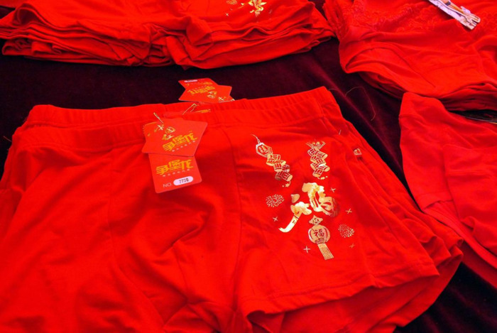 本命年穿的红色内衣内裤要家人给买吗【本命年红色内衣内裤应该谁送】