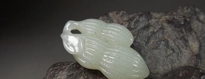 佩戴花生吊坠的寓意【翡翠花生吊坠的寓意】