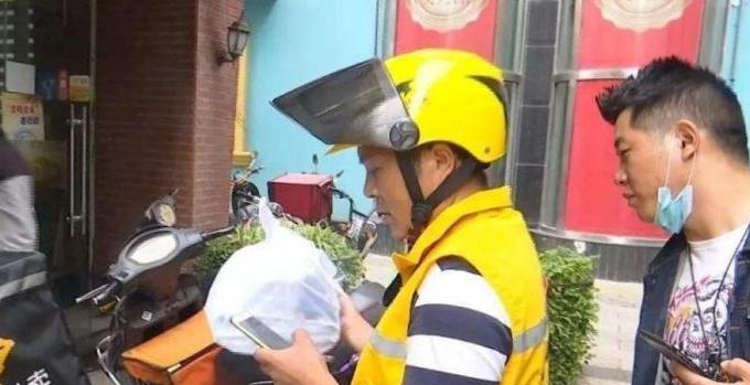 骑手把外卖洒了【外卖送餐洒了自己赔吗】