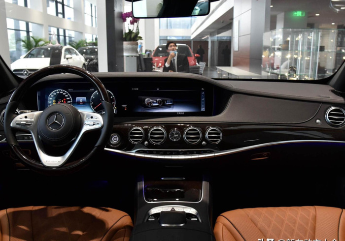 迈巴赫标志的奔驰是哪款【迈巴赫标识牌】