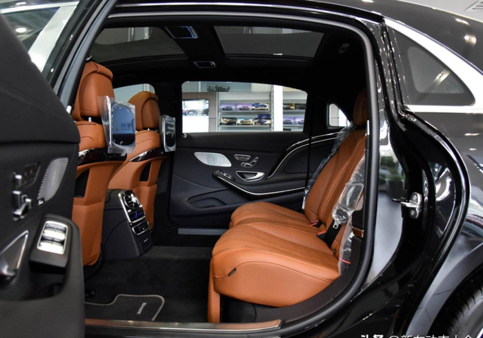 迈巴赫标志的奔驰是哪款【迈巴赫标识牌】