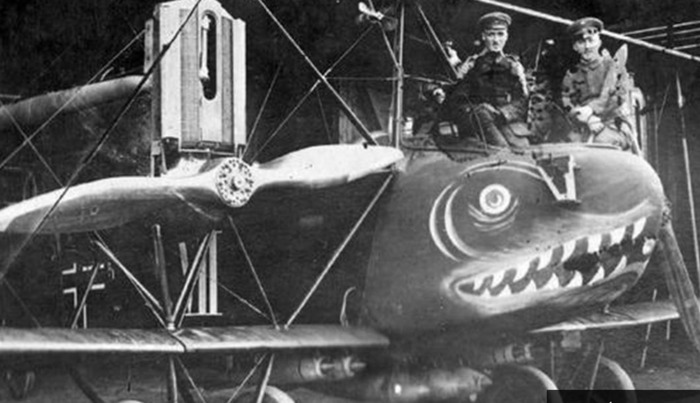 logo是鲨鱼张嘴的牌子的饼干【logo是鲨鱼张嘴的潮牌】