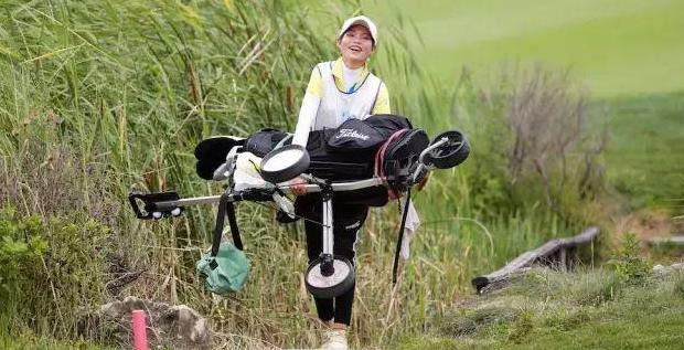 高尔夫球童要会打高尔夫吗【高尔夫俱乐部球童】