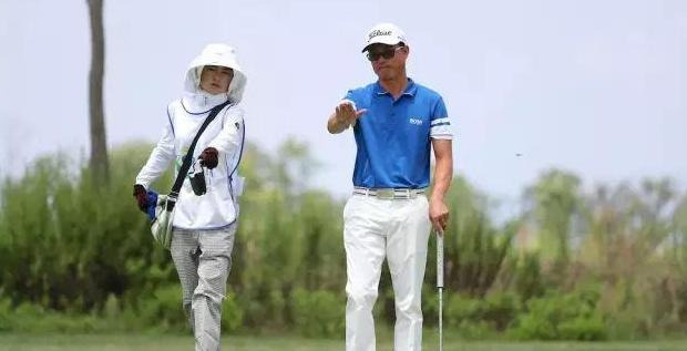 高尔夫球童要会打高尔夫吗【高尔夫俱乐部球童】