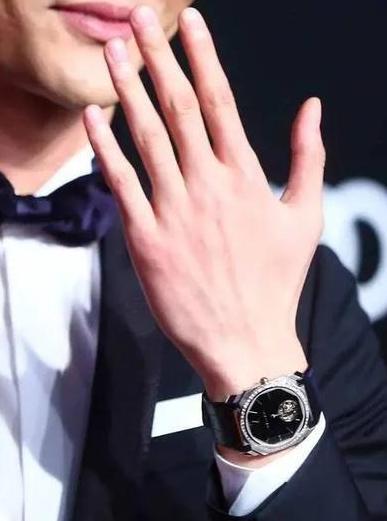 形容一个男人的手很好看的句子【对男人手的描写】