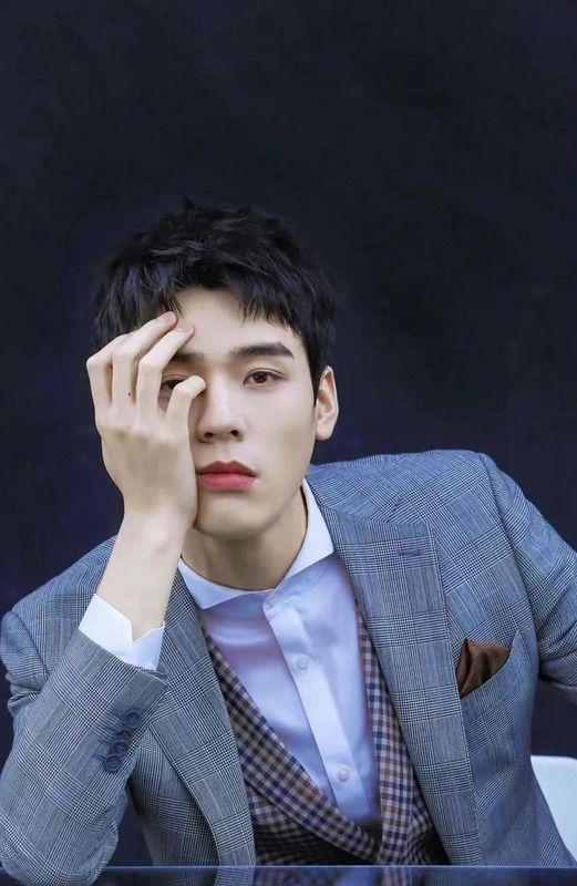 形容一个男人的手很好看的句子【对男人手的描写】