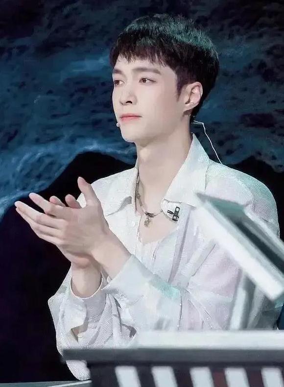 形容一个男人的手很好看的句子【对男人手的描写】