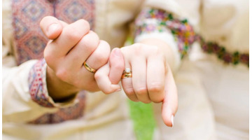 热恋中的情侣戒指怎么戴【恋爱中的情侣戒指怎么戴】