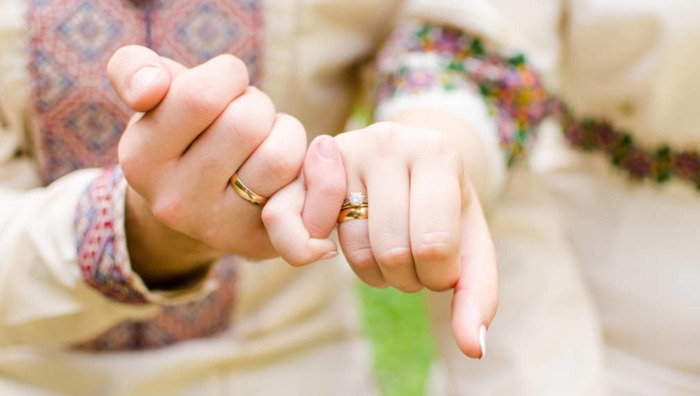 热恋中的情侣戒指怎么戴【恋爱中的情侣戒指怎么戴】