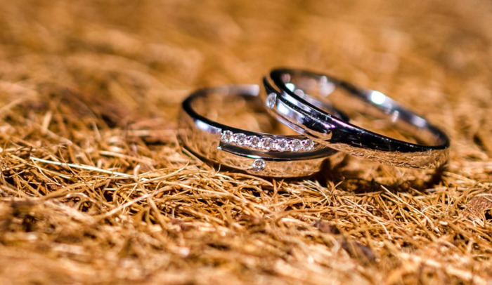 热恋中的情侣戒指怎么戴【恋爱中的情侣戒指怎么戴】