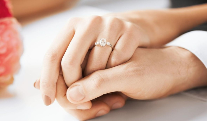 热恋中的情侣戒指怎么戴【恋爱中的情侣戒指怎么戴】