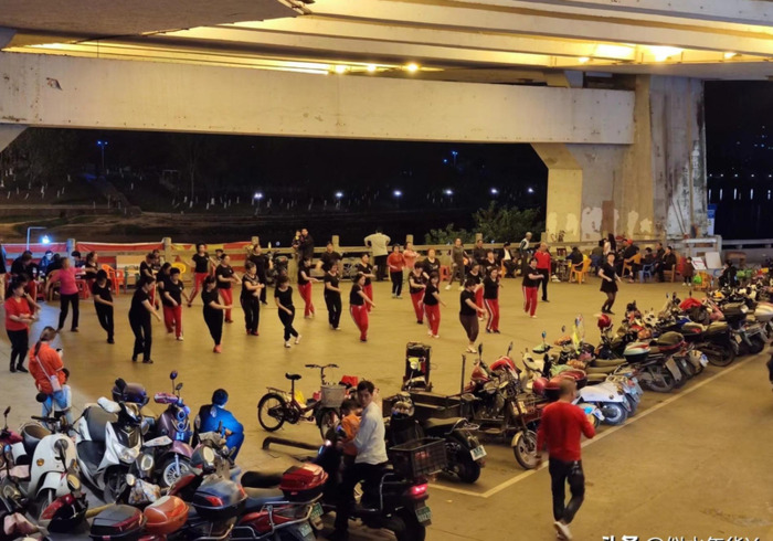 我把幸福告诉你作文400字写一件事【我把幸福告诉你作文400字六年级疫情】