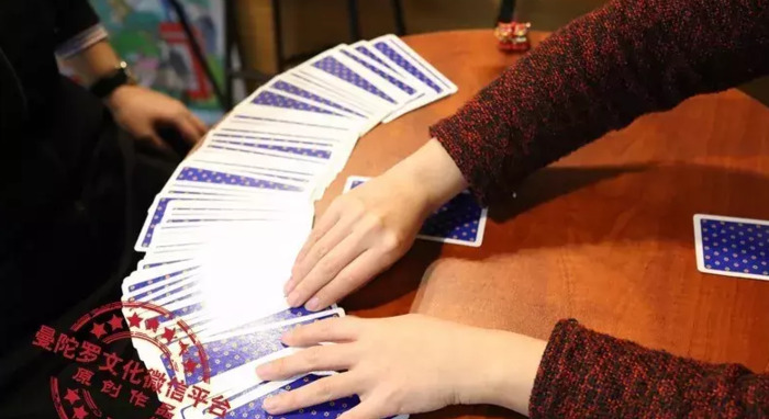 爱玩塔罗牌的女生【为什么女生喜欢用塔罗牌】