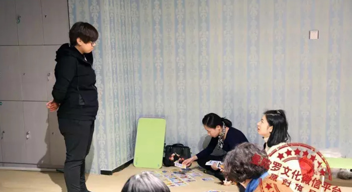 爱玩塔罗牌的女生【为什么女生喜欢用塔罗牌】