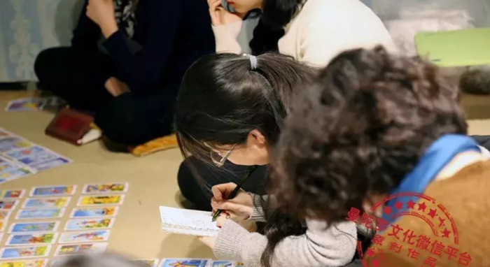 爱玩塔罗牌的女生【为什么女生喜欢用塔罗牌】