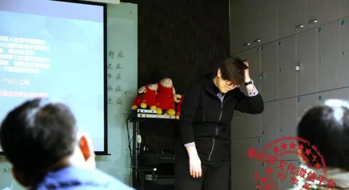 爱玩塔罗牌的女生【为什么女生喜欢用塔罗牌】